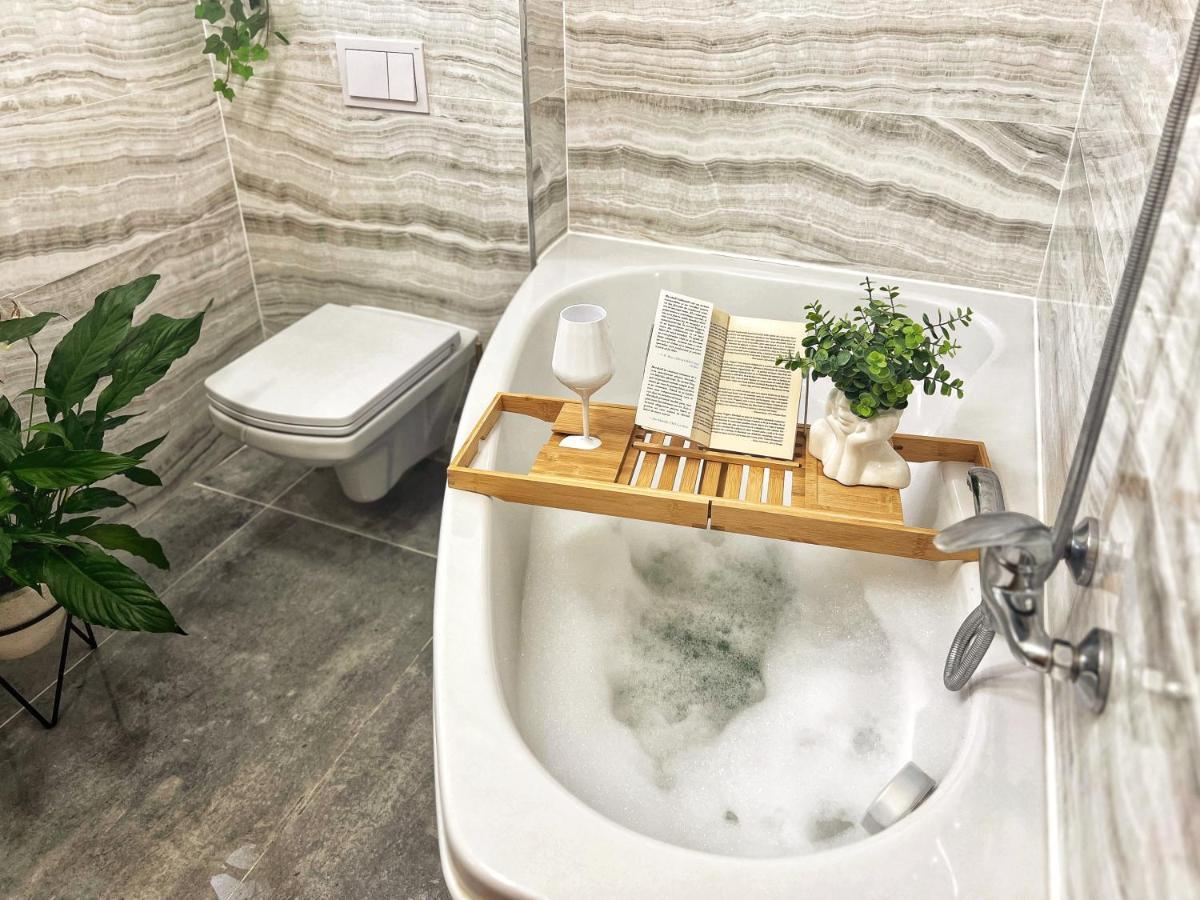Studio Poienii - A Cozy Stay 5 Min Away From The Center Bistrita  Ngoại thất bức ảnh